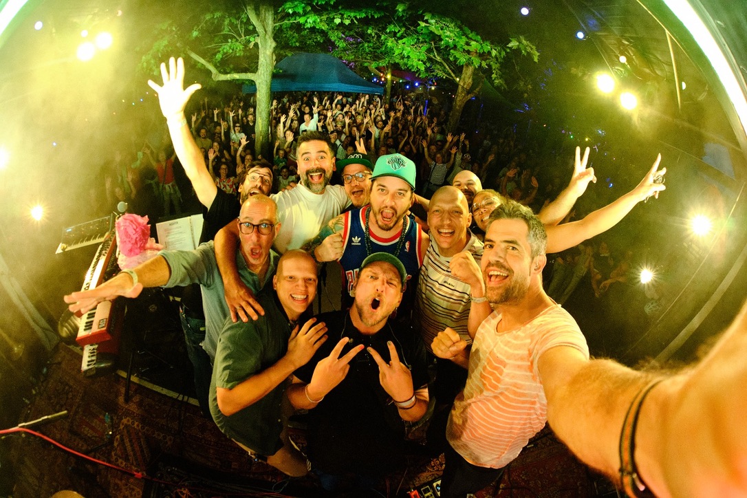 Brassmaniacs Live-Selfie bei Nacht